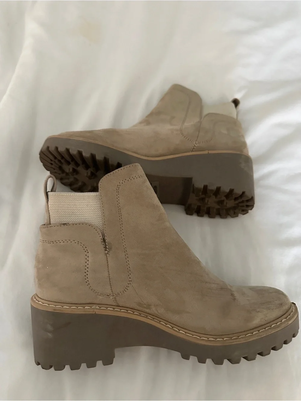 Dolce Vita Chelsea Boots in Beige Suede